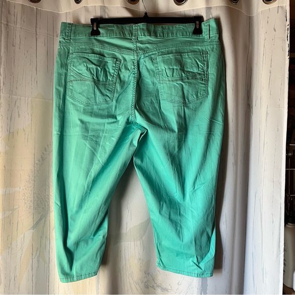 Riders by Lee Women’s Teal Capris - Picture 3 of 16